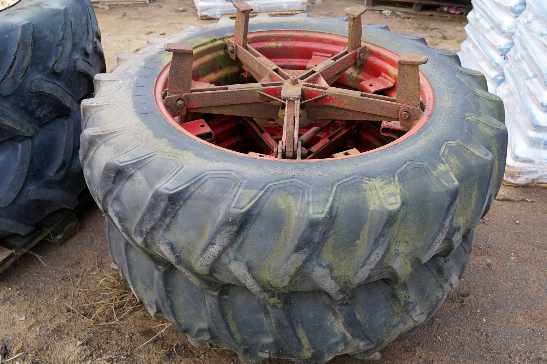 Hjul 14,9-38 Firestone med dubbelmontage