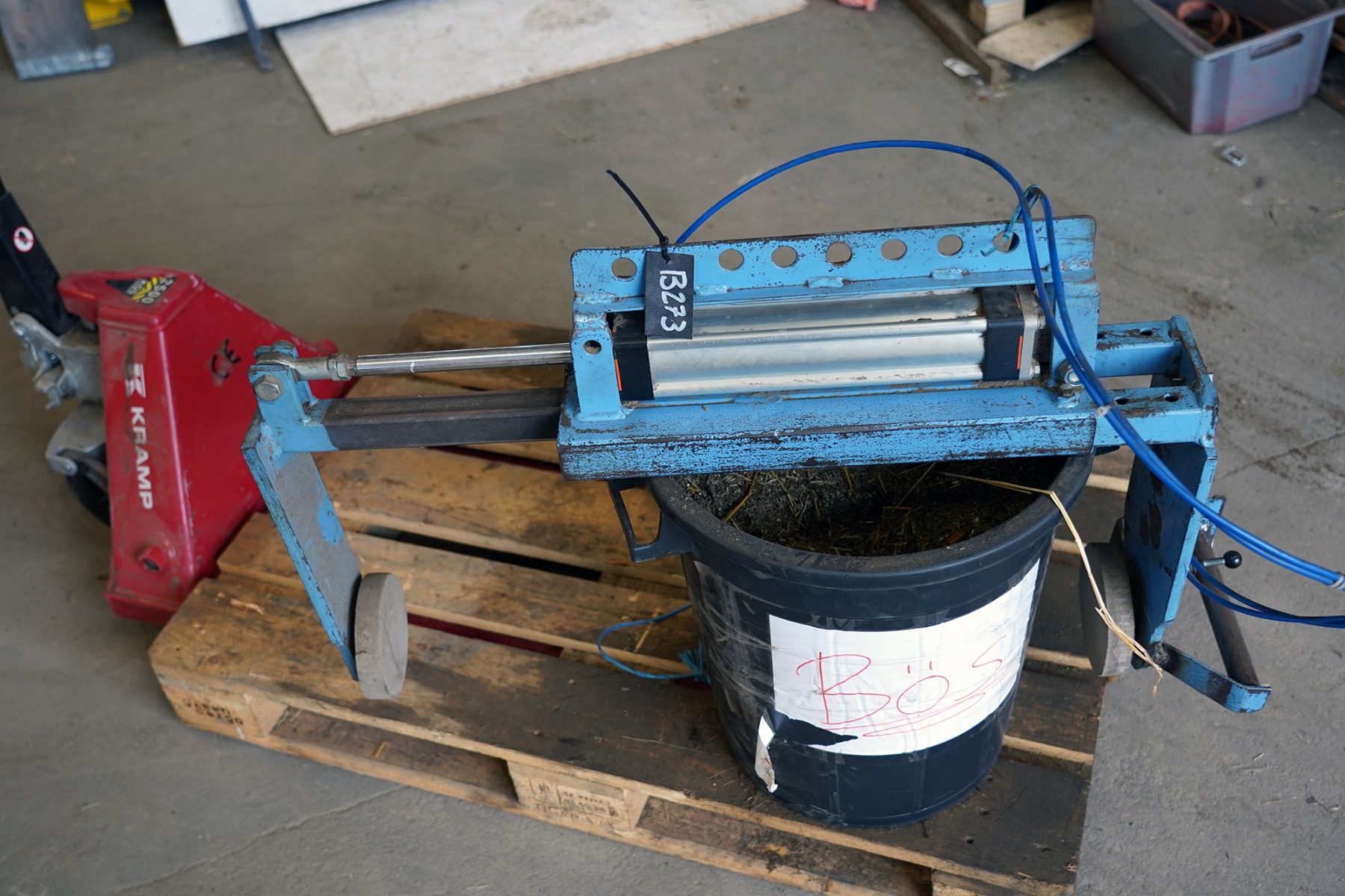 Griparm tryckluftsstyrd