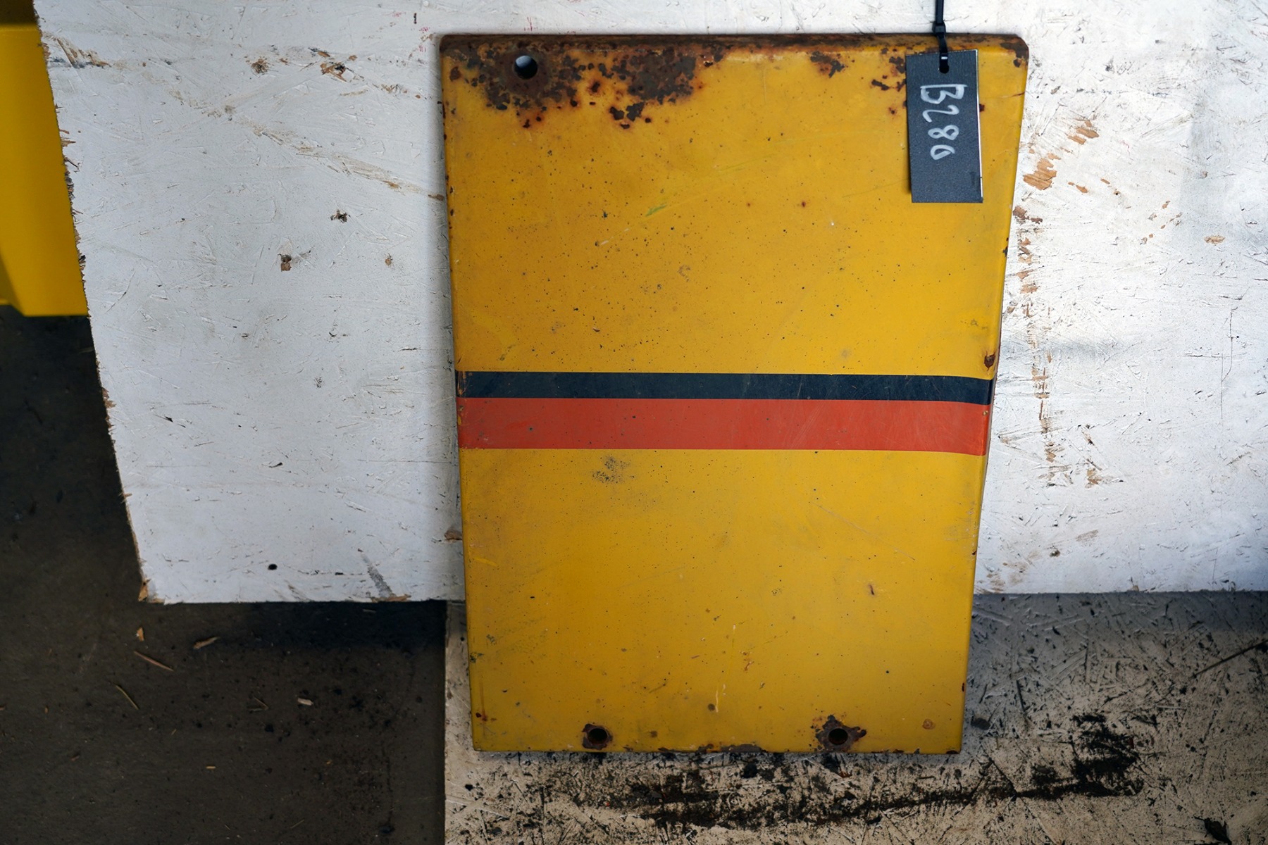 Plåt med 4 infästningshål Volvo BM 4400 B277