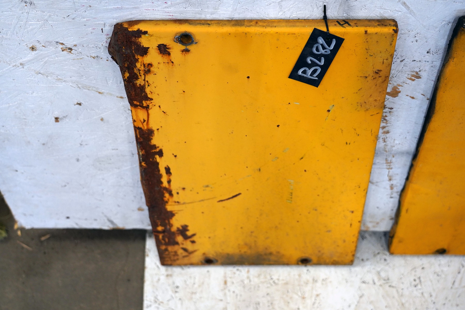 Plåt med 4 infästningshål + gångjärn Volvo BM 4400