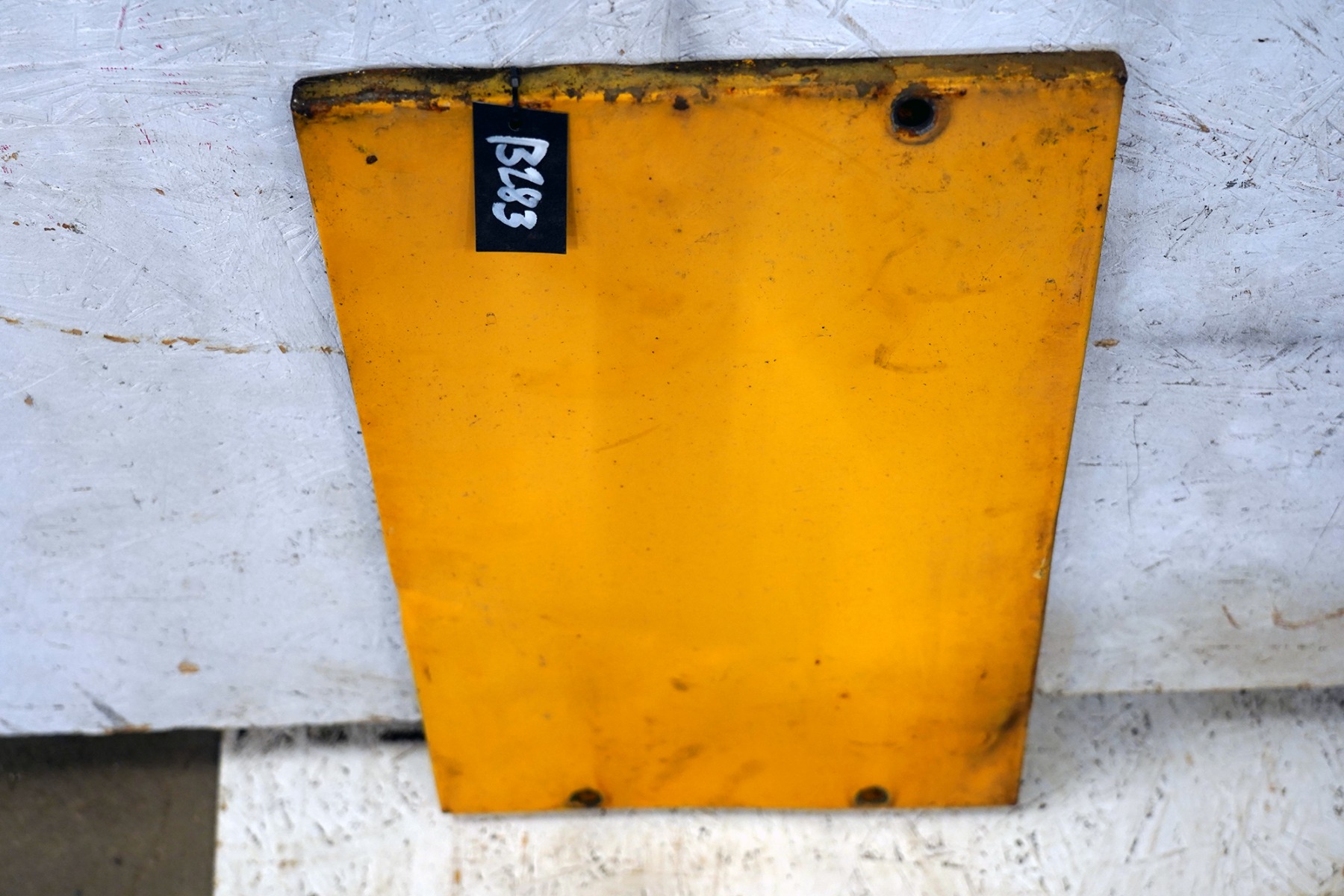 Plåt med 4 infästningshål Volvo BM 4400 - B283