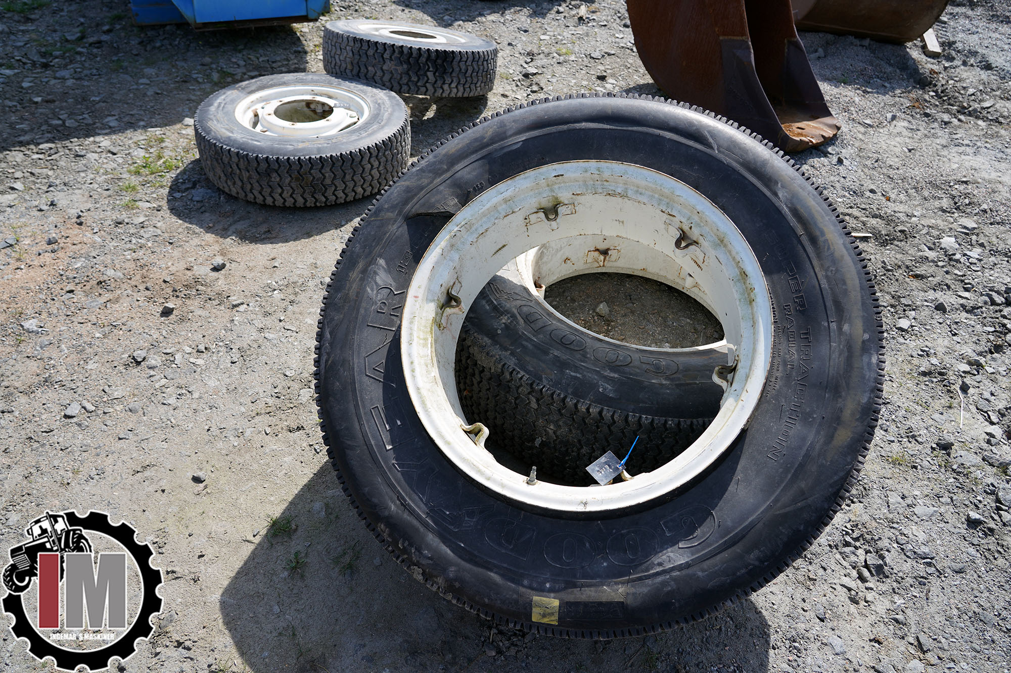 Fälg med däck 13.6 R28