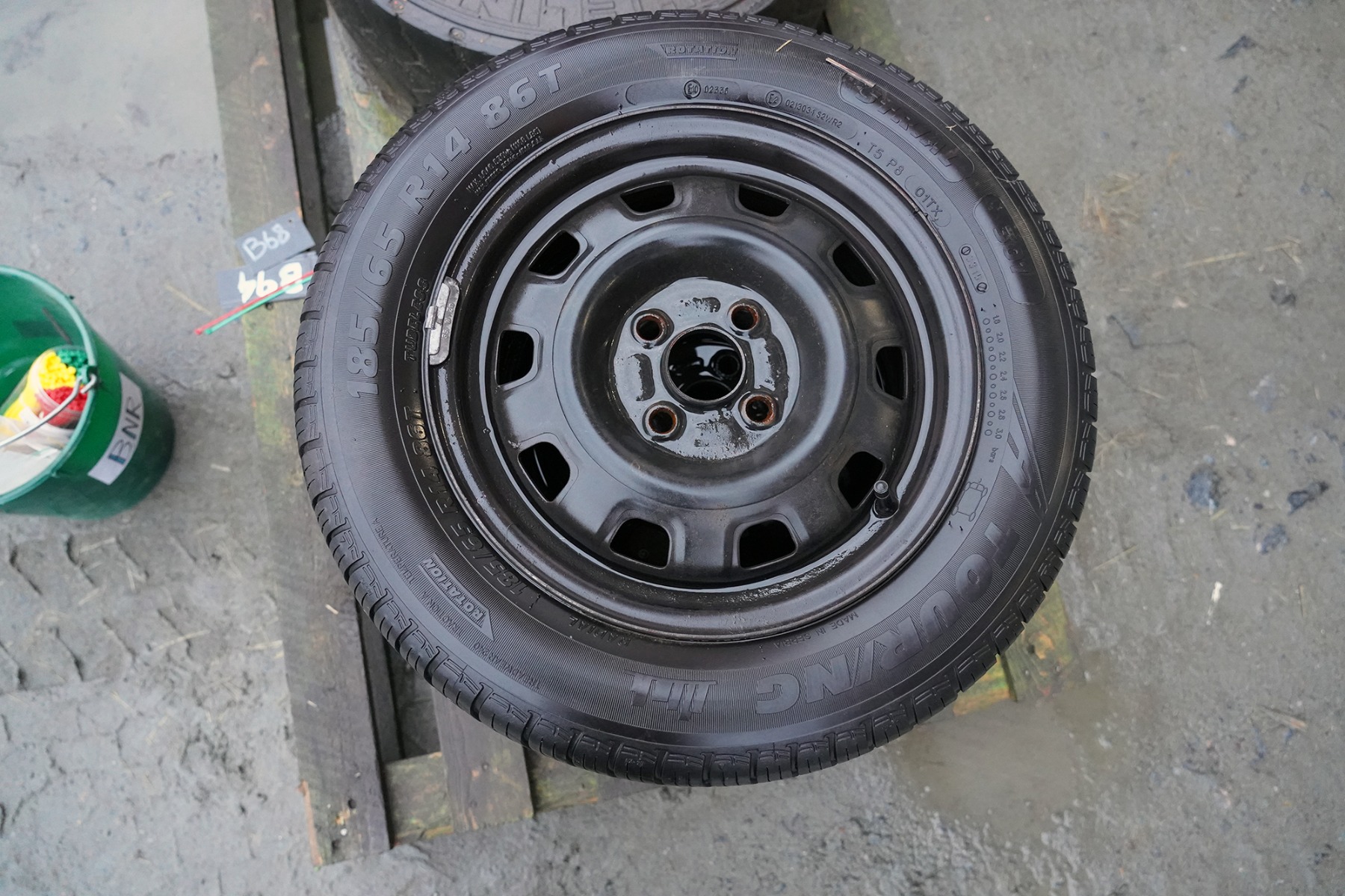 Däck på fälg 185/65 R14