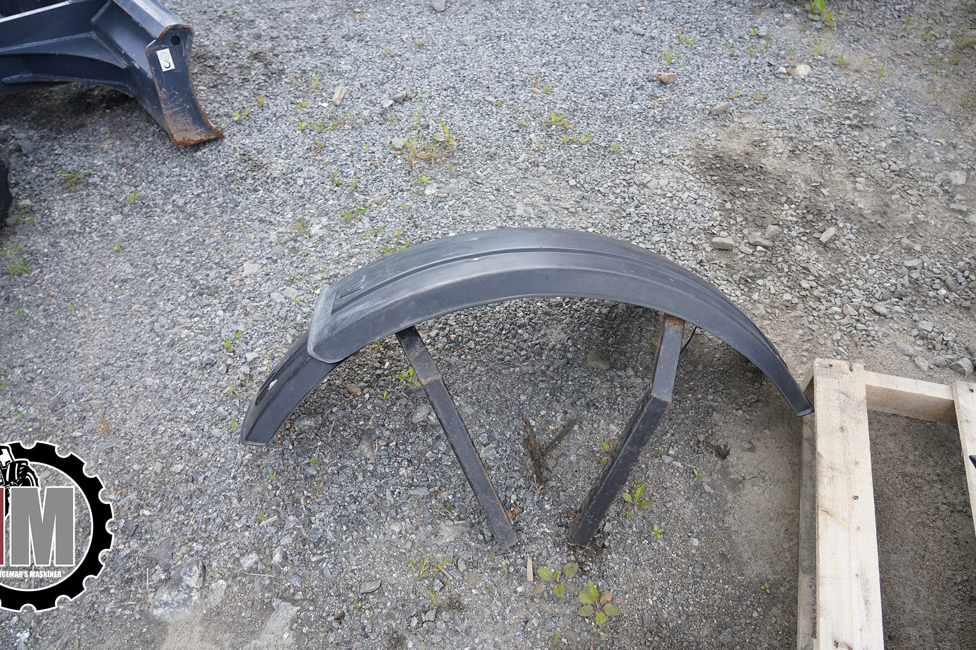 Valmet / Valtra stänkskydd ink infästning parvis.