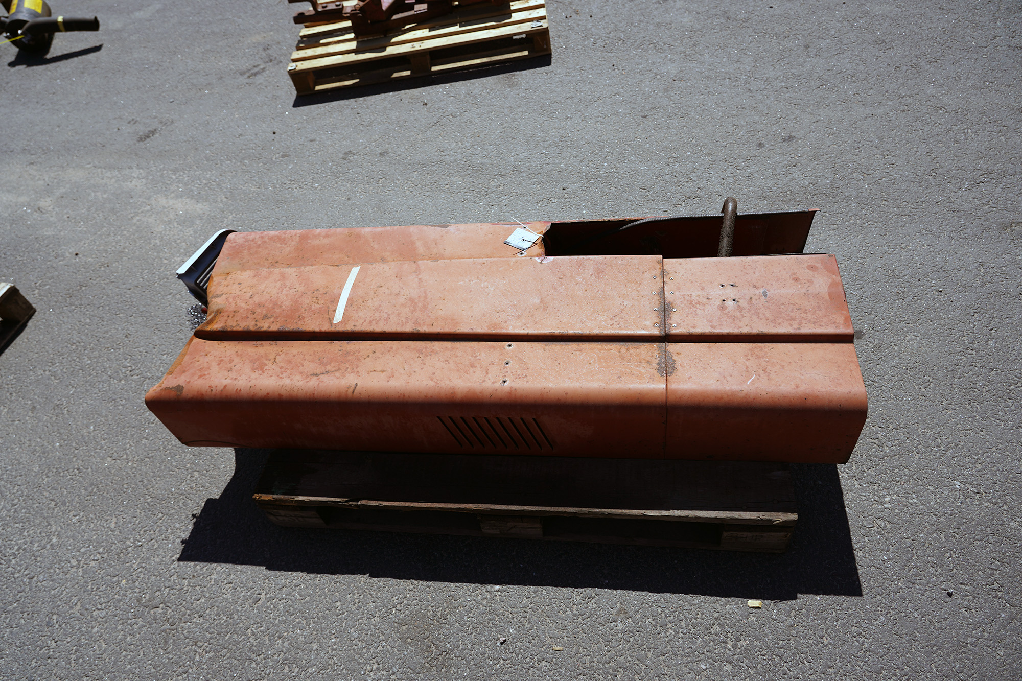 Motorhuv med skavanker International 956 AXL