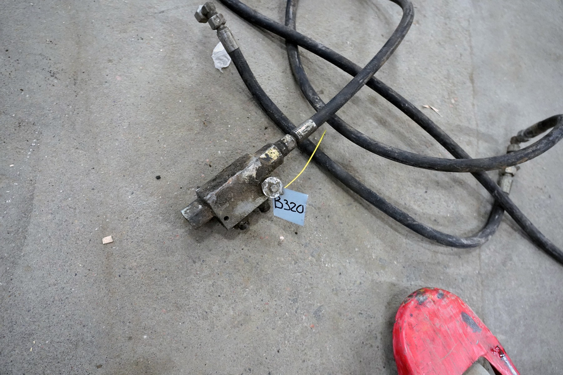 Hydraulventil med slangar MF 3080