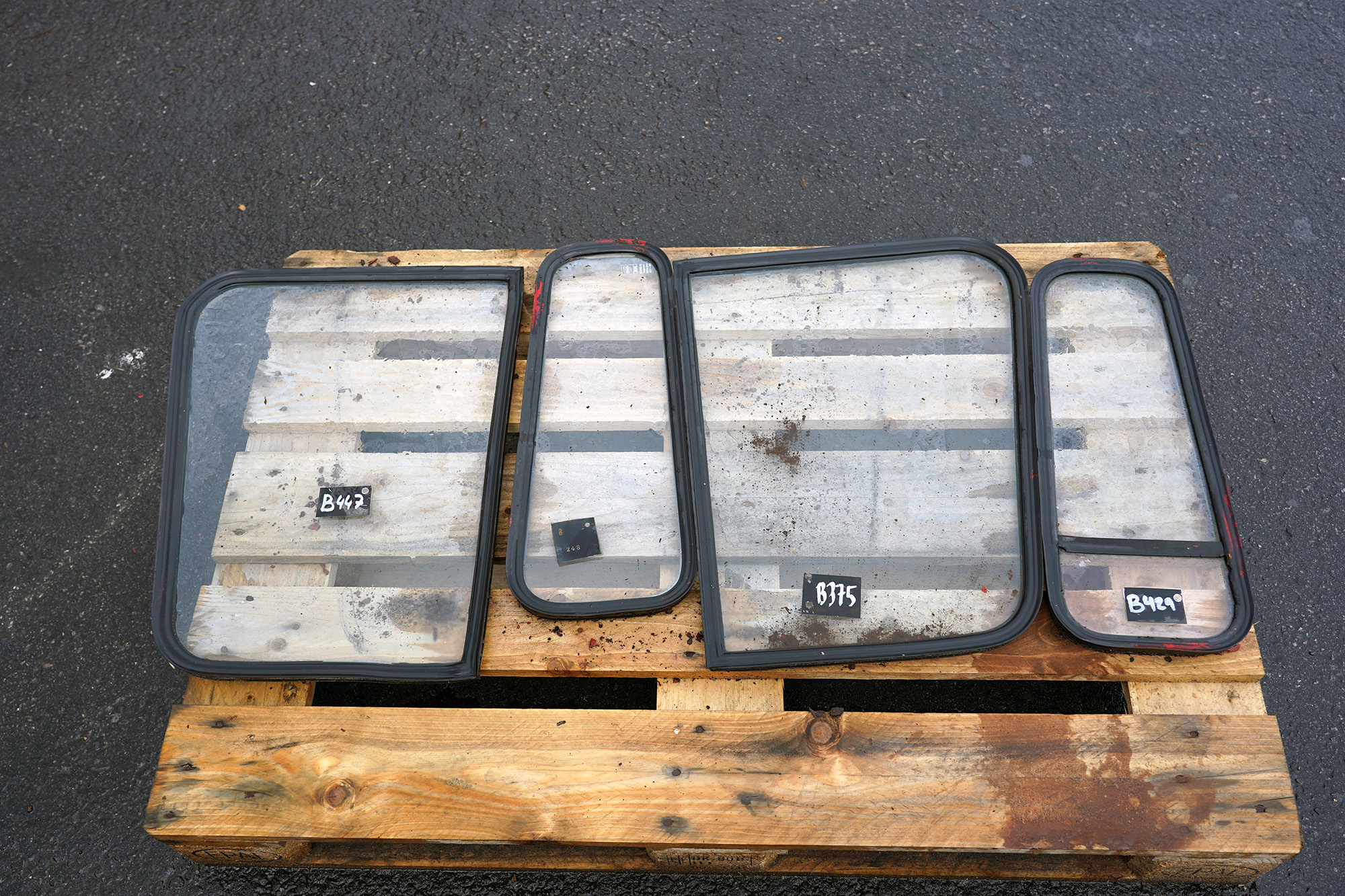 Höger framruta Volvo 650