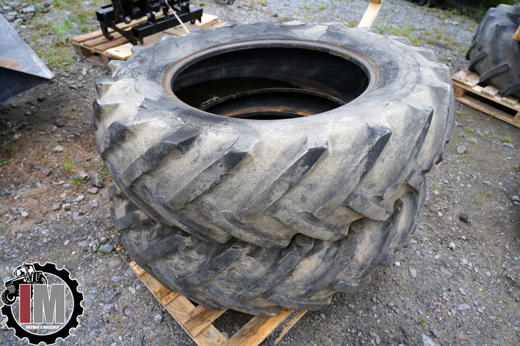 Däck 320/70-24 pris/styck	