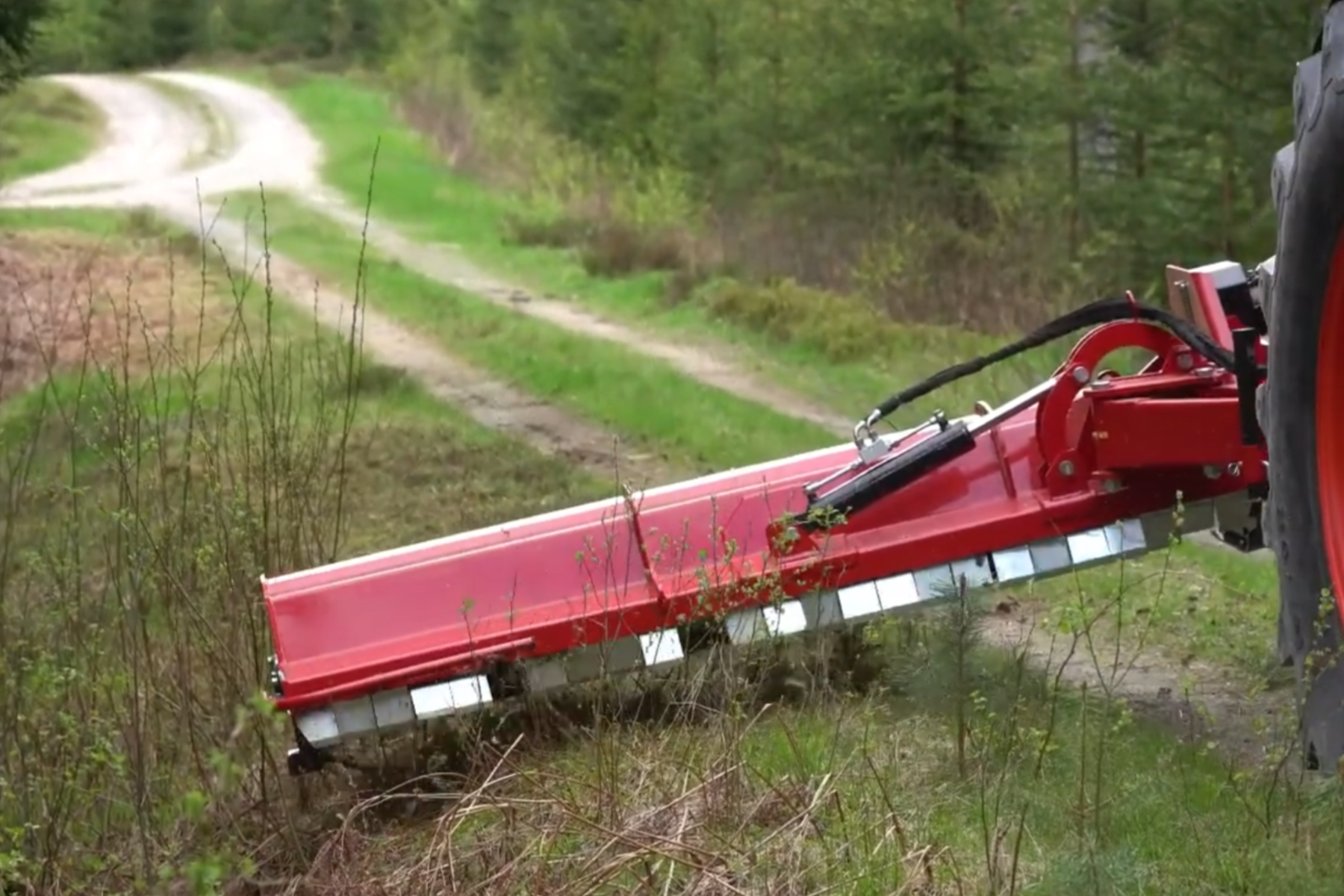 släntklippare bredvid traktor