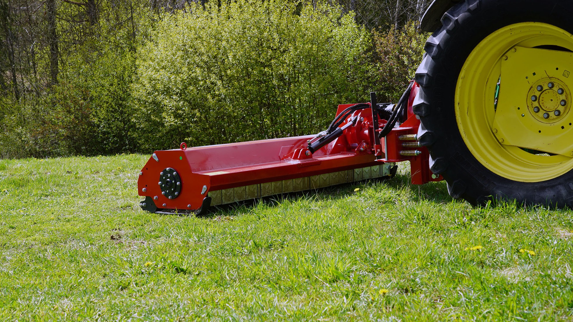 släntklippare bakom traktor